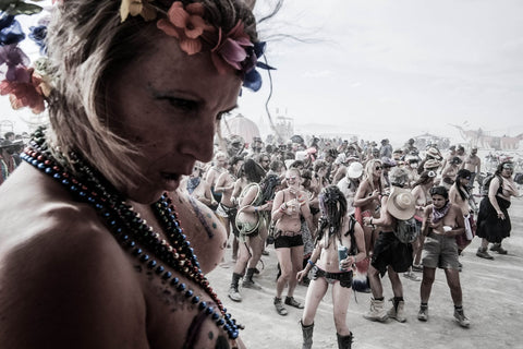 Série Burning Man - "Collier en perles" photographie d'Eric Bouvet