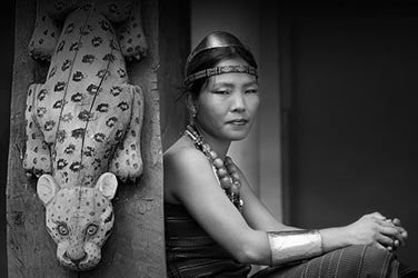 "Jeune femme Phom en costume traditionnel" photographie d'Yvan Travert
