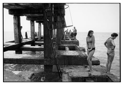 PHOTOGRAPHIE DE MATTHIEU CHAZAL - Série 'LEVANT" - Jeunes filles le long de la mer noire - Batumi - Géorgie - 2018