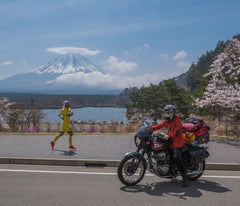 "Japon, Lac Shoji, le coureur à pied et le motard" Photographie d'Éric Bénard