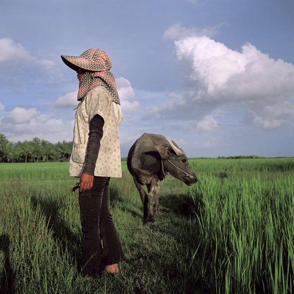"Cambodge, Prey Nup, jeune fille cham et son buffle" photographie d'Eric Benard