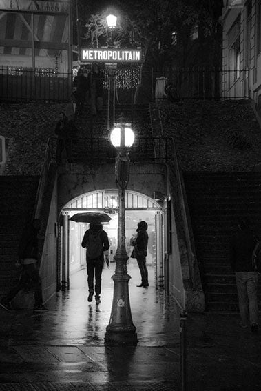 Série Paris Lumière Noire de Michel Setboun "Un petit coin de parapluie dans un coin de Paradis"
