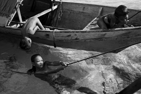 "Enfants jouant dans la mer" Photographie de Pierre de Vallombreuse