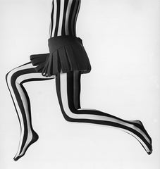 Photographie de Peter Knapp "Collants Pierre Cardin N°2"  Collection Haute Couture