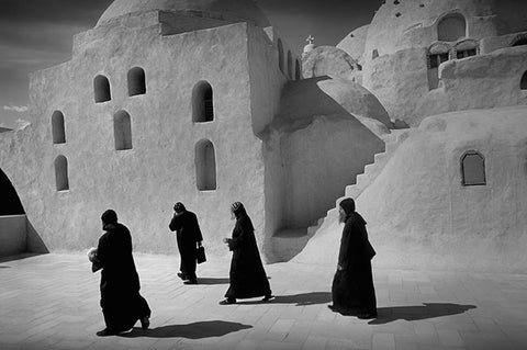 " Moines coptes du monastère Saint Bishoï " Photographie de Yvan Travert - Série Marche doucement sur la terre
