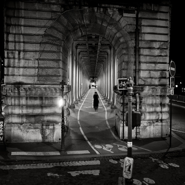 Série Attractions nocturnes "Une passante" (hommage à Brassens) Photographie de Nicolas Auvray
