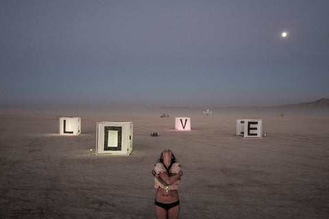 Série Burning Man - "LOVE" photographie par Eric Bouvet