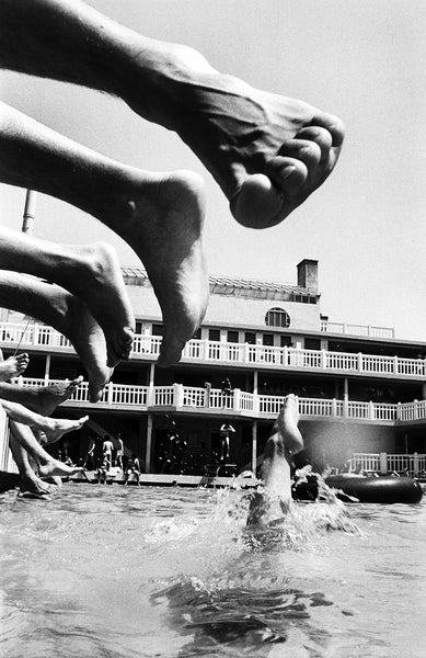 Gil Rigoulet " Les pieds de la piscine Molitor " Série le corps et l'eau