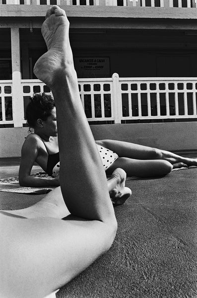 " Molitor, croisé de jambes sur le bord de la piscine " - Été 85 - Photographie de Gil Rigoulet