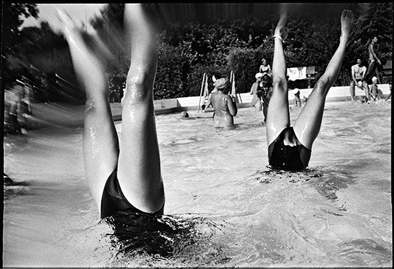 Gil Rigoulet " Deux paires de jambes, piscine d'Evreux " Série Le corps et l'eau