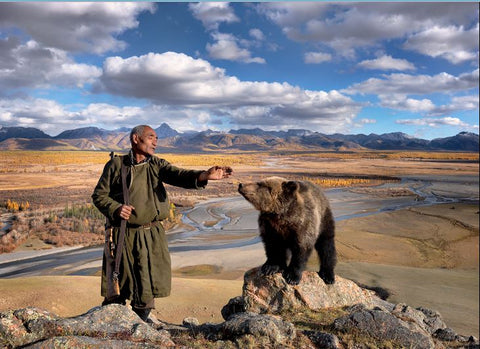 Darhat Bear Whisperer Blue Taiga - Mongolia - Photographie de Hamid Sardar