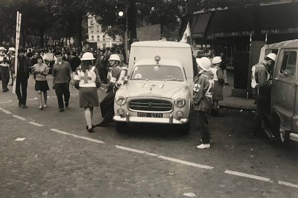 "Infirmières et camion" - Mai 68 photographie de Bernard Perrine