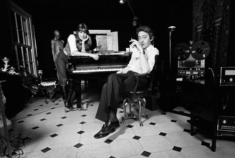 "SERGE GAINSBOURG ET JANE BIRKIN AU PIANO CHEZ EUX RUE DE VERNEUIL" - Photographie de Jean-Claude Deutsch