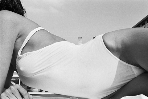 Gil Rigoulet " Molitor, vêtue d'un maillot de bain blanc, étendue sur le côté " - 1985
