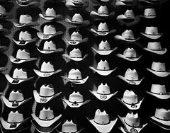 Série Attractions Américaines "Floating Cowboy hats" photographie de Nicolas Auvray