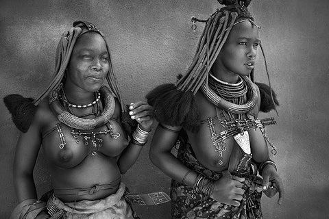 "Femmes parées" - Photographie de Yvan Travert - Série Marche doucement sur la terre