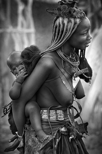 "Mère porteuse" Photographie de Yvan Travert - Série Marche doucement sur la terre