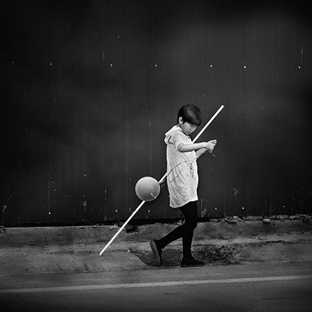 "Fillette au ballon" - Photographie de Yvan Travert - Série Marche doucement sur la terre