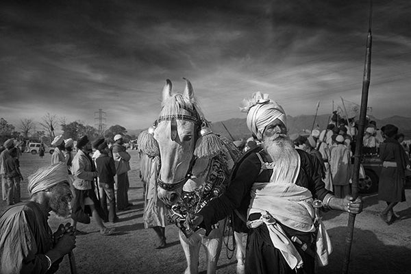 "Noble Nihang avec son cheval" Photographie de Yvan Travert - Série Marche doucement sur la terre