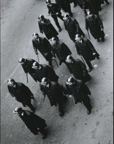 "Policier dans la rue - Paris Mai 68" photographie de Bernard Perrine