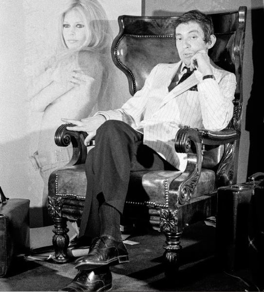 SERGE GAINSBOURG dans son fauteuil - Paris - 1968 - Photographie de Odile Montserrat
